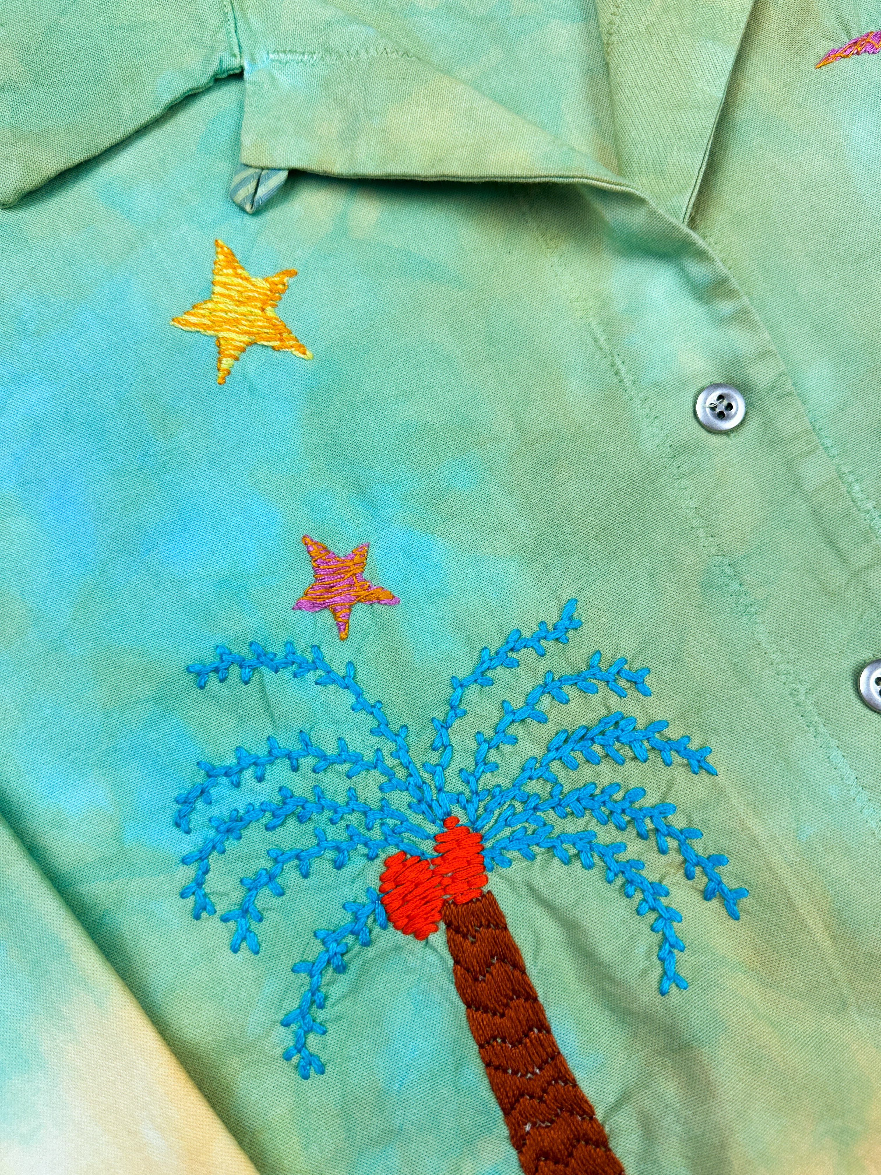 tiedye shirt with embroideries palmtree and stars
