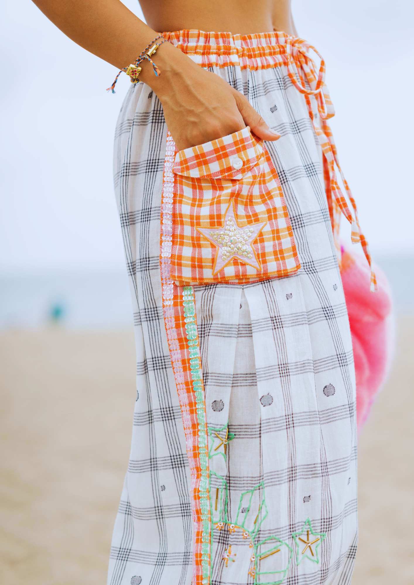 Details of check fabric embellished cargopants