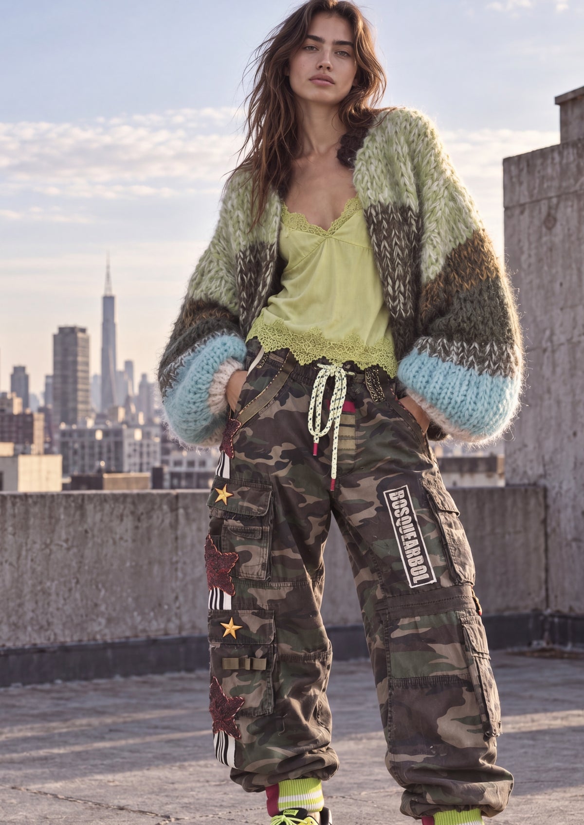 woman wearing a kittyvancoesant handmade cardigan en Bosquearbol camouflage trousers